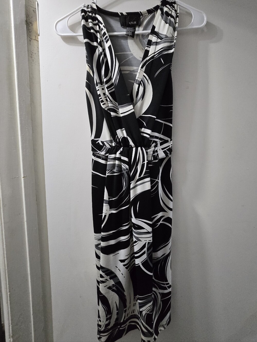 chic Black & White Sleeveless Maxi Wrap Dress